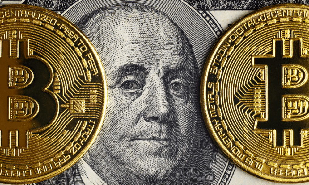 Bitcoin priamo ohrozuje status dolára, varuje šéf BlackRock