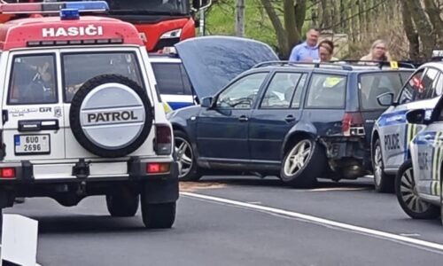 Divoká honička na Ústecku. Zfetovaný řidič ujížděl přes čtyři okresy, auto rozbil o zátarasy Divoká honička na Ústecku. Zfetovaný řidič ujížděl přes čtyři okresy, auto rozbil o zátarasy