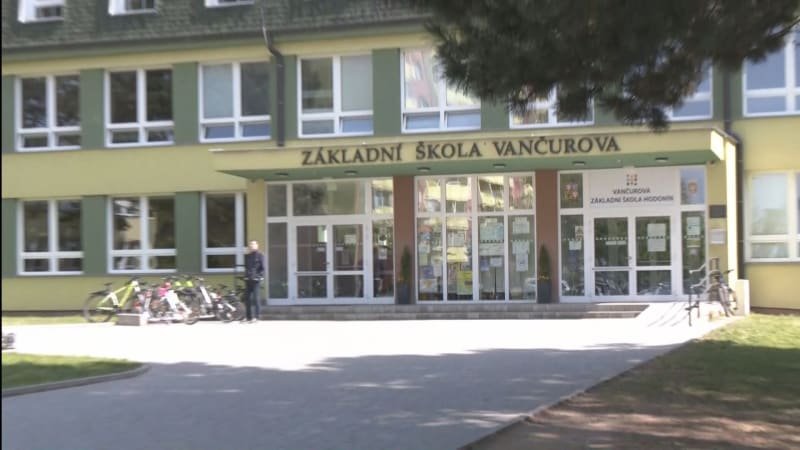 Surové bití 12leté žákyně v Hodoníně? Škola za to nemůže, uvedla ČŠI. Policie případ dál šetří