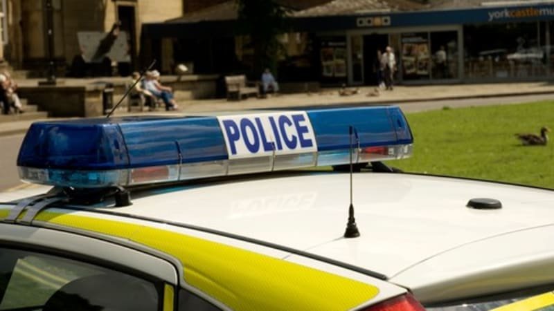 Čtrnáctiletá Britka se kvůli slávě pokusila ubodat dvě učitelky a spolužáka. Odsedí si 15 let