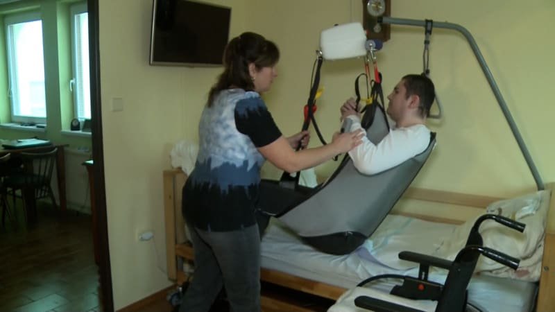 Zvýšený příspěvek jen pro někoho. Lucie 24 hodin denně pečuje o postiženého manžela, nárok nemá