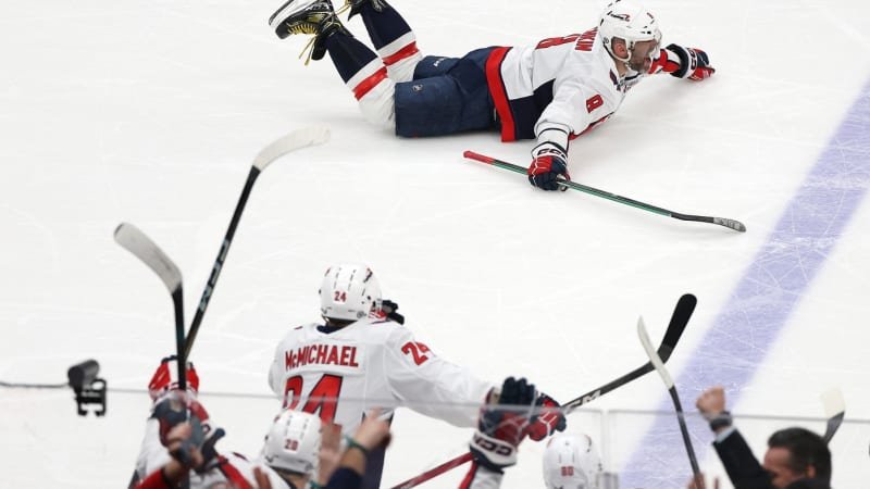 Ovečkin se zapsal do historie, dal víc gólů než Gretzky. Legenda mu gratulovala na ledě Ovečkin se zapsal do historie, dal víc gólů než Gretzky. Legenda mu gratulovala na ledě