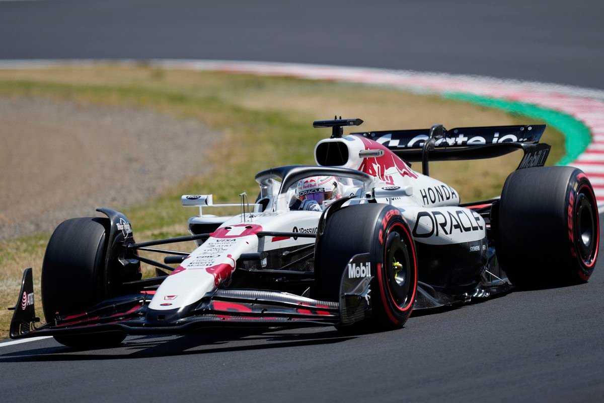VC Japonska: Verstappen v závere šokoval McLaren. Red Bullu nevyšla kvalifikácia ani s Cunodom