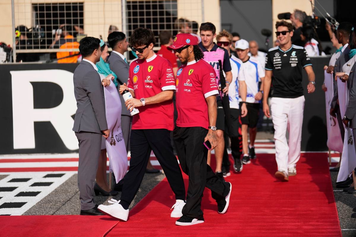 Jasný odkaz z Ferrari: Musíme sa upokojiť, Lewis Hamilton jazdí veľmi silno