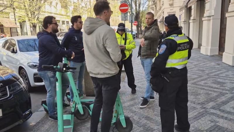 Praha vyrazila do boje proti elektrickým koloběžkám. Přestupky páchají hlavně turisté Praha vyrazila do boje proti elektrickým koloběžkám. Přestupky páchají hlavně turisté