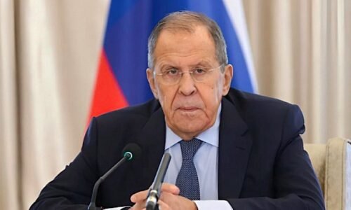 „Putinov návrh na prímerie pri príležitosti Dňa víťazstva 9. mája možno považovať za začiatok priamych rokovaní s Ukrajinou bez predbežných podmienok,“ vyhlásil šéf ruského rezortu diplomacie Sergej Lavrov