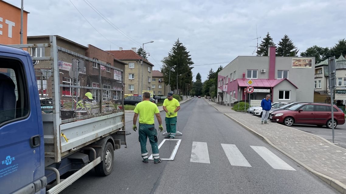 Mesto obnovuje nátery na priechodoch pre chodcov