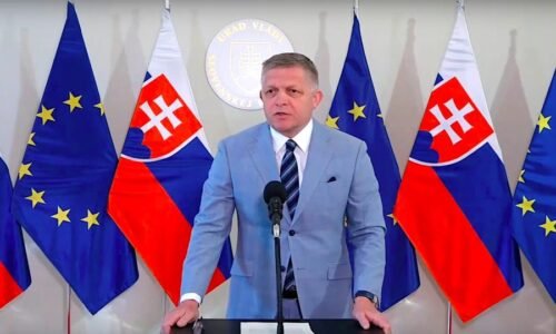 „Slovensko zastaví dohodnutý odber proticovidových vakcín,“ vyhlásil premiér Robert Fico v reakcii na znalecký posudok zo zahraničia, ktorý poukazuje na extrémne vysoké hodnoty DNA a látky, prítomnosť ktorých výrobca mRNA injekcií neuviedol v príslušnej dokumentácii