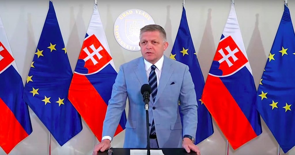 „Slovensko zastaví dohodnutý odber proticovidových vakcín,“ vyhlásil premiér Robert Fico v reakcii na znalecký posudok zo zahraničia, ktorý poukazuje na extrémne vysoké hodnoty DNA a látky, prítomnosť ktorých výrobca mRNA injekcií neuviedol v príslušnej dokumentácii „Slovensko zastaví dohodnutý odber proticovidových vakcín,“ vyhlásil premiér Robert Fico v reakcii na znalecký posudok zo zahraničia, ktorý poukazuje na extrémne vysoké hodnoty DNA a látky, prítomnosť ktorých výrobca mRNA injekcií neuviedol v príslušnej dokumentácii