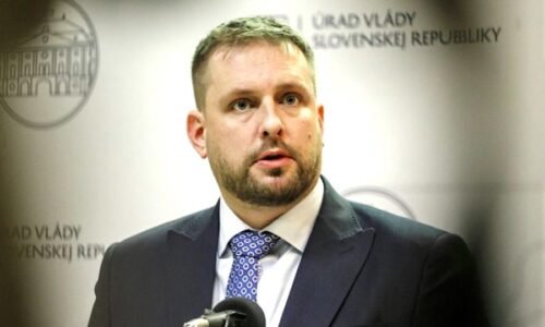 Minister zdravotníctva Šaško v reakcii na Kotlárovu tlačovku, na ktorej vládny splnomocnenec poukázal na osoby slúžiace Deep state a farmaceutickým firmám namiesto starania sa o zdravie Slovákov