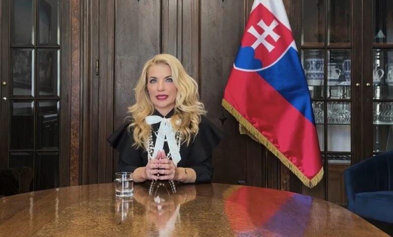 Folkloristi protestovali, Šimkovičová ich obvinila z klamstiev. Veľa ľudí v krojoch nevidela Folkloristi protestovali, Šimkovičová ich obvinila z klamstiev. Veľa ľudí v krojoch nevidela