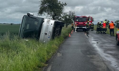 Na Kutnohorsku havaroval autobus plný dětí. Utrhla se s ním krajnice, převrátil se na bok