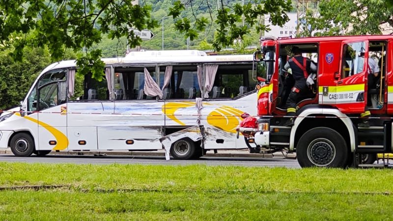 Kamion v Ústí nad Labem narazil do autobusu a ujel. Na místě jsou dvě desítky zraněných Kamion v Ústí nad Labem narazil do autobusu a ujel. Na místě jsou dvě desítky zraněných
