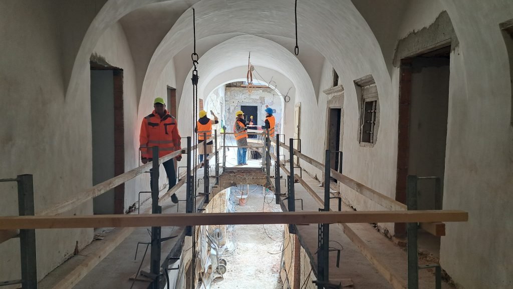 Pri obnove verejných budov sme si zvykli na štedré dotácie. Teraz je čas zapojiť súkromné peniaze Pri obnove verejných budov sme si zvykli na štedré dotácie. Teraz je čas zapojiť súkromné peniaze