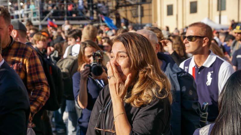 OBRAZEM: Radost i slzy dojetí. Lidé ve Vatikánu se po zvolení papeže neubránili emocím OBRAZEM: Radost i slzy dojetí. Lidé ve Vatikánu se po zvolení papeže neubránili emocím