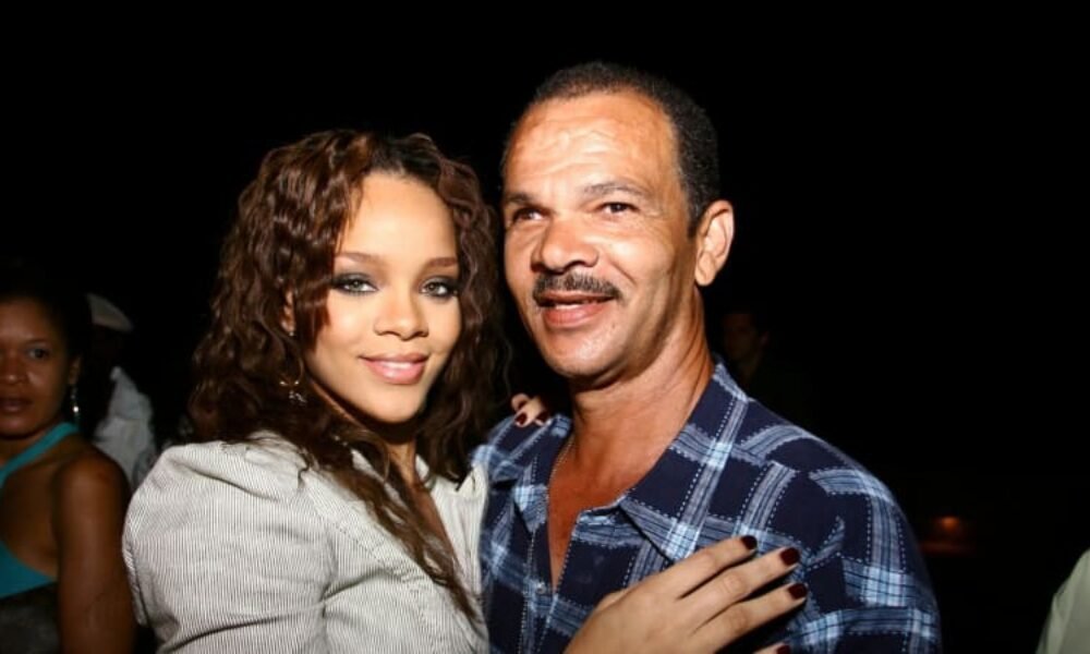 Rána pro těhotnou zpěvačku Rihannu. Náhle zemřel její otec