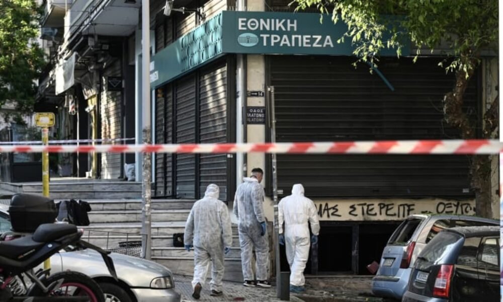 V Řecku zemřela žena po výbuchu bomby. Podle policie ji chtěla zřejmě strčit do bankomatu
