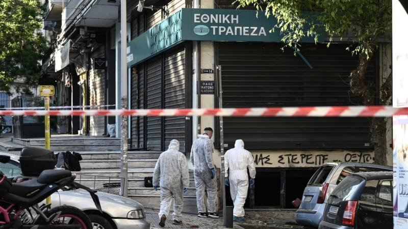 V Řecku zemřela žena po výbuchu bomby. Podle policie ji chtěla zřejmě strčit do bankomatu V Řecku zemřela žena po výbuchu bomby. Podle policie ji chtěla zřejmě strčit do bankomatu