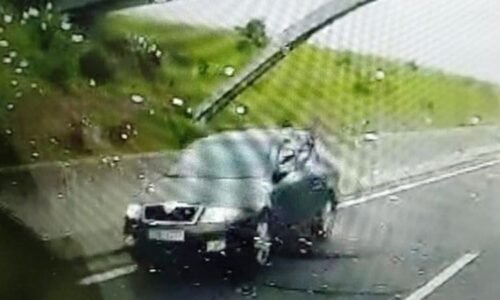 Po D7 se řítilo auto v protisměru: Uhýbající vůz se převrátil na střechu, dva lidé se zranili