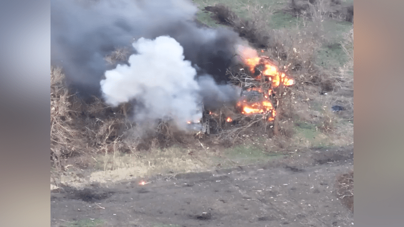Záběry četných explozí a hořícího šrotu. Ukrajinci rozmlátili ruské obrněnce u Pokrovsku Záběry četných explozí a hořícího šrotu. Ukrajinci rozmlátili ruské obrněnce u Pokrovsku