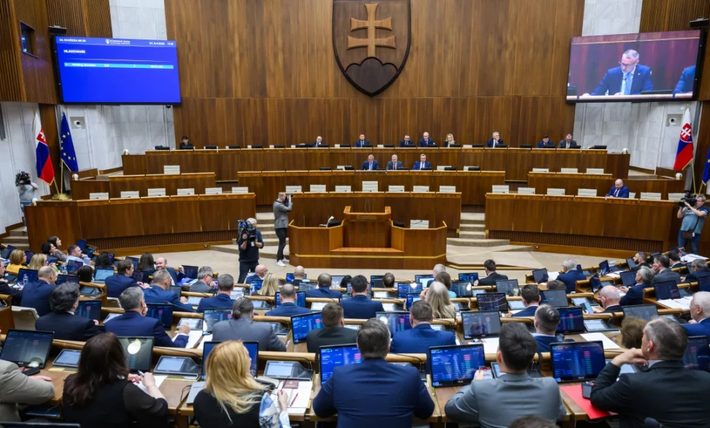Posledná parlamentná šou pred letom: 150 bodov a Pellegrini s prvou správou Posledná parlamentná šou pred letom: 150 bodov a Pellegrini s prvou správou