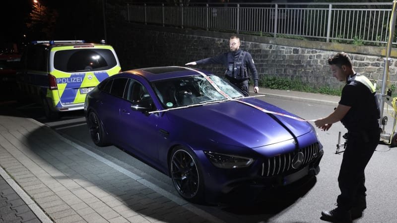 Opilý řidič vytuněného Mercedesu srazil dvě mladé ženy v Německu. Šly ze slavnosti hasičů Opilý řidič vytuněného Mercedesu srazil dvě mladé ženy v Německu. Šly ze slavnosti hasičů