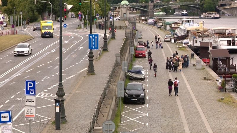Nový cyklopruh přímo vedle cyklostezky v Praze? Experti kroutí hlavou, Hřib problém nevidí Nový cyklopruh přímo vedle cyklostezky v Praze? Experti kroutí hlavou, Hřib problém nevidí