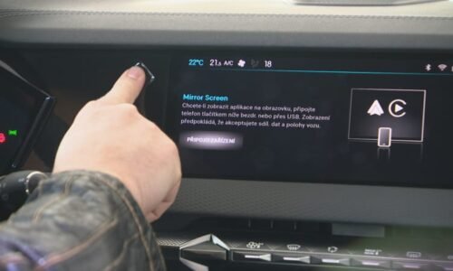 Dotykový displej v autě je až desetkrát nebezpečnější než telefon v ruce, varují experti
