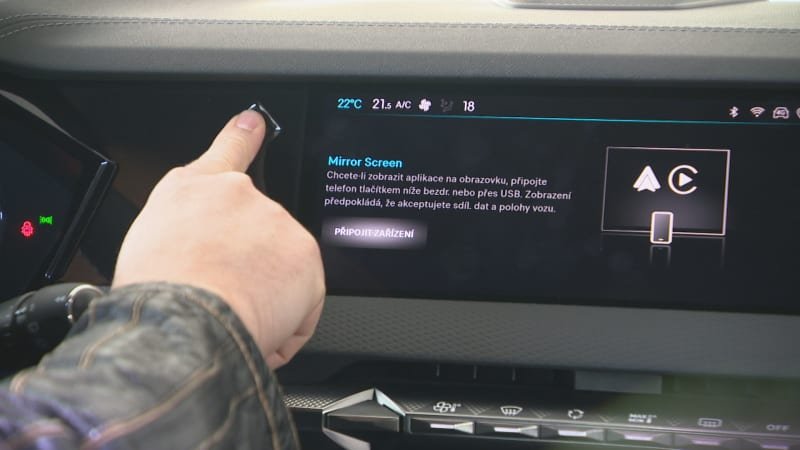 Dotykový displej v autě je až desetkrát nebezpečnější než telefon v ruce, varují experti Dotykový displej v autě je až desetkrát nebezpečnější než telefon v ruce, varují experti