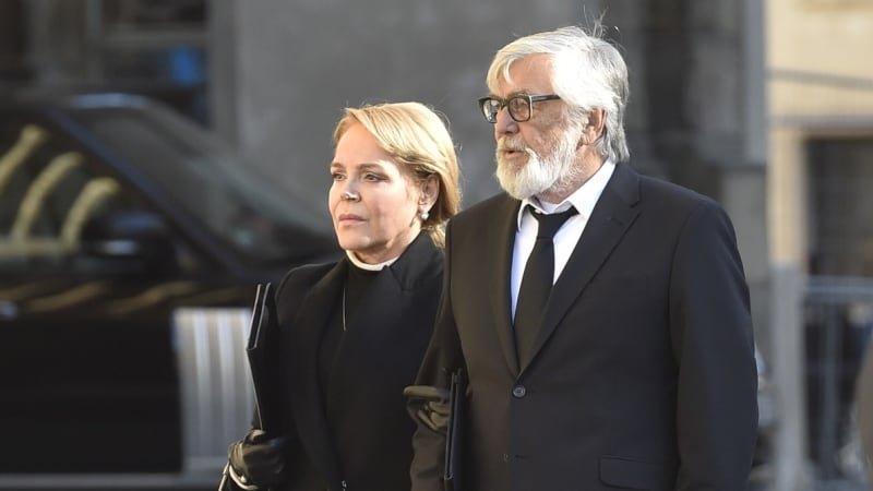Poprvé od úmrtí manžela brečím, říká k odchodu Bartošky Havlová. Otřesená je také Iva Janžurová Poprvé od úmrtí manžela brečím, říká k odchodu Bartošky Havlová. Otřesená je také Iva Janžurová