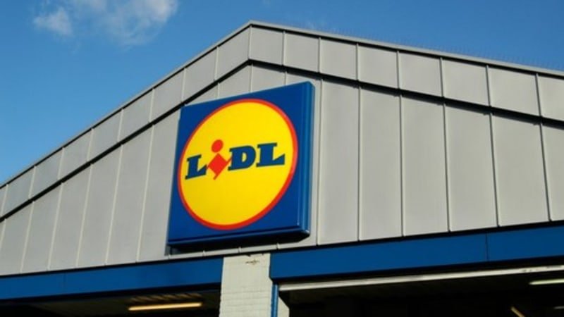 Válka supermarketů v Německu: Obchody se předhánějí ve slevách. Ceny klesají o desítky procent Válka supermarketů v Německu: Obchody se předhánějí ve slevách. Ceny klesají o desítky procent
