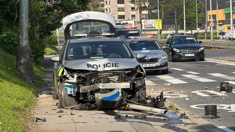 Policisté v Praze obětovali auto, aby zabránili kolizi. Reagovali na nečekaný manévr řidičky Policisté v Praze obětovali auto, aby zabránili kolizi. Reagovali na nečekaný manévr řidičky