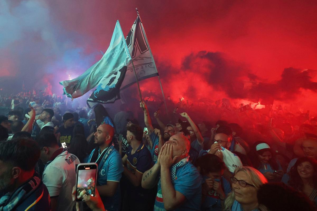 FOTO+VIDEO Neapol spať nebude! Po zisku titulu vypukli bláznivé oslavy, svetlice a ohňostroje nechýbali FOTO+VIDEO Neapol spať nebude! Po zisku titulu vypukli bláznivé oslavy, svetlice a ohňostroje nechýbali