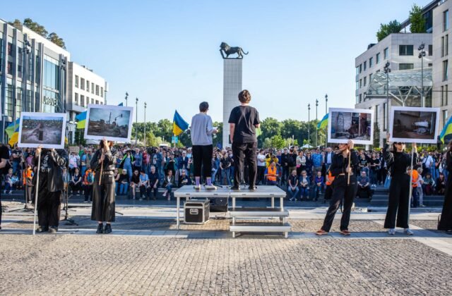 402323_6813941060dcb741514421-640x420.jpg Na proteste Netreba nám Netrebko sa zišlo niekoľko stoviek ľudí. Odmietli koncert speváčky, ktorá podporovala Putina – VIDEO