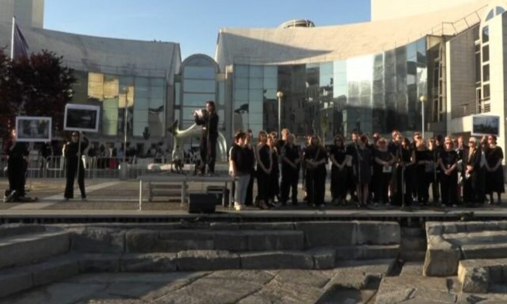 Na proteste Netreba nám Netrebko sa zišlo niekoľko stoviek ľudí. Odmietli koncert speváčky, ktorá podporovala Putina – VIDEO