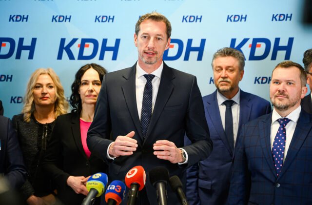 402536_67b09b529e89b030156482-640x420.jpg „Nepomáhajte Ficovi pretvárať Slovensko na obraz Ruska,“ odkazujú organizácie poslancom KDH v ostrej výzve