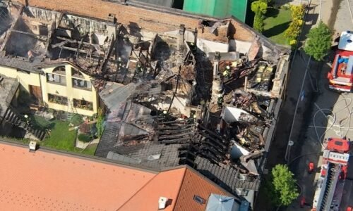 Požiar štyroch rodinných domov v Lučenci spôsobil škodu 700-tisíc eur, zasahovali desiatky hasičov – FOTO