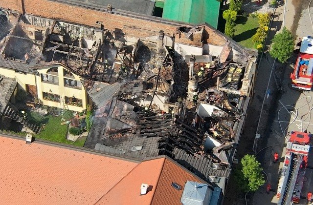 403186_poziarlucenec.jpg Požiar štyroch rodinných domov v Lučenci spôsobil škodu 700-tisíc eur, zasahovali desiatky hasičov – FOTO