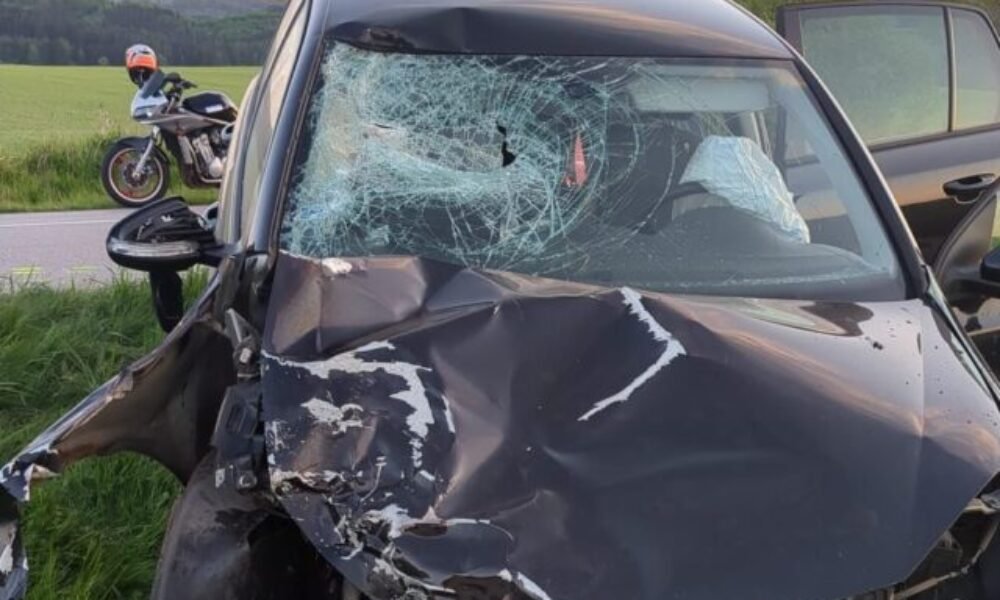 Čelná zrážka motocykla a osobného auta skončila tragicky. Muž na mieste podľahol – FOTO