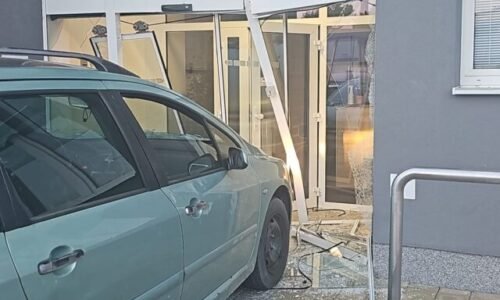 Z dverí spravil trosky. Vodič v Prievidzi úmyselne narazil do policajnej stanice, bol pod vplyvom drog – FOTO