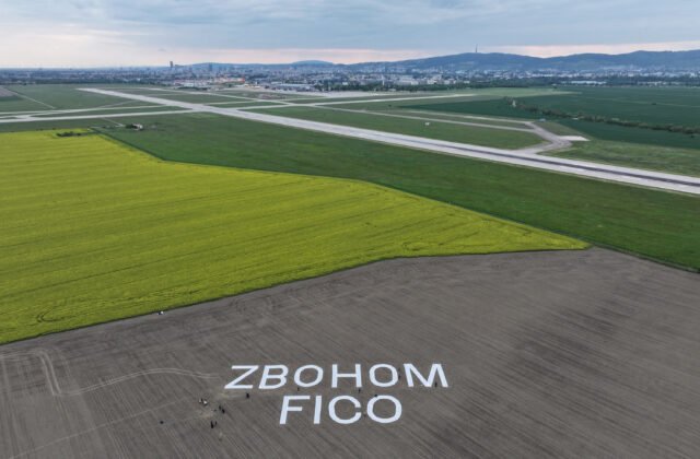 409126_681bac3c67660391985429-640x420.jpg Je viditeľný aj z lietadla: 70-metrový nápis ZBOHOM FICO odkazuje premiérovi, že občania s jeho cestou nesúhlasia – FOTO