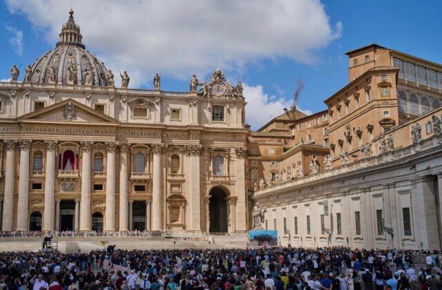 409368_vatican_conclave_38323-640x420.jpg Kardináli stále vyberajú, zvolený pápež voľbu akceptovať nemusí – VIDEO