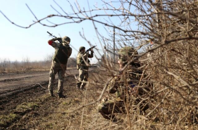 412695_russia_ukraine_12395-640x420.jpg Ruské útoky na Ukrajine neutíchajú, bojuje sa najmä na fronte pri meste Pokrovsk v Donbase