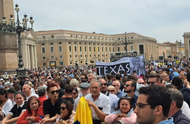 412748_20250511_112821-640x420.jpg Nikdy viac vojna! Adresoval pápež Lev XIV. výzvu svetovým politikom – FOTO