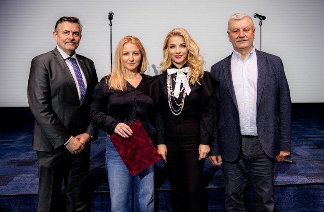 413149_dektet2.jpg Nová šéfka STVR Flašíková si oficiálne prebrala menovací dekrét, Šimkovičová má veľké očakávania – FOTO