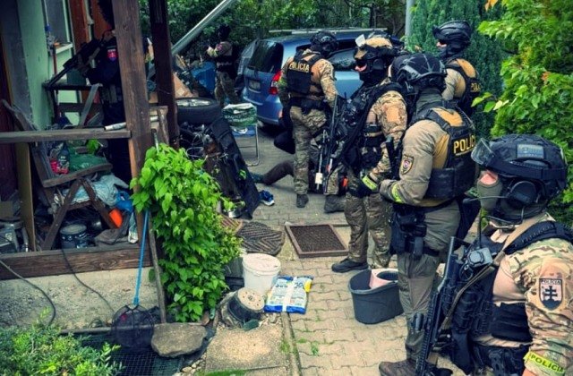 413180_incident-uni2.jpg Incident v priestoroch univerzity v Bratislave: Polícia zadržala 46-ročného muža – FOTO