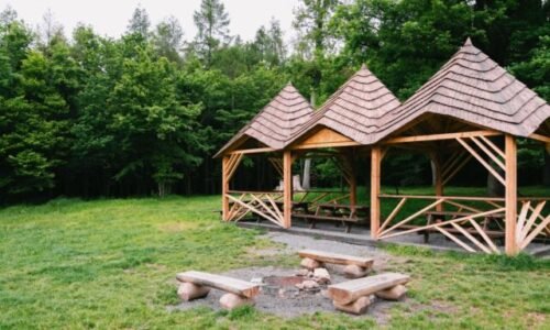 Americká lúka v bratislavskom lesoparku má nové grilovacie altánky, stoly aj lavice – FOTO