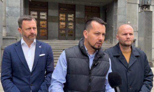 Laťákovi obvinenie nedoručili. Polícia je pod vedením Šutaja Eštoka zneužívaná na politický boj, tvrdí Šeliga – VIDEO