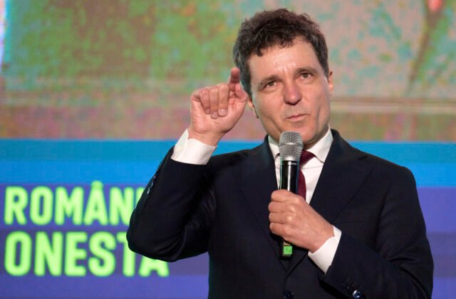 418045_romania_election_46121-640x420.jpg Falošné vysvedčenie aj útoky na rodinu. Proeurópsky rumunský prezidentský kandidát čelí tvrdej dezinformačnej kampani