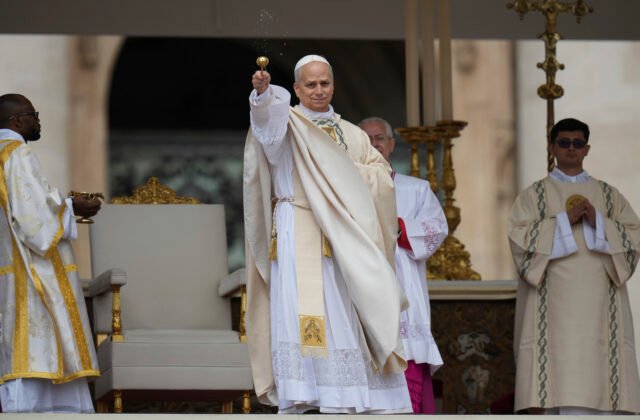 419240_aptopix_vatican_pope_72387-640x420.jpg Nový pápež prehovoril k svetu: Kritizoval chamtivosť aj nenávisť. Jednota podľa neho neznamená rovnakosť